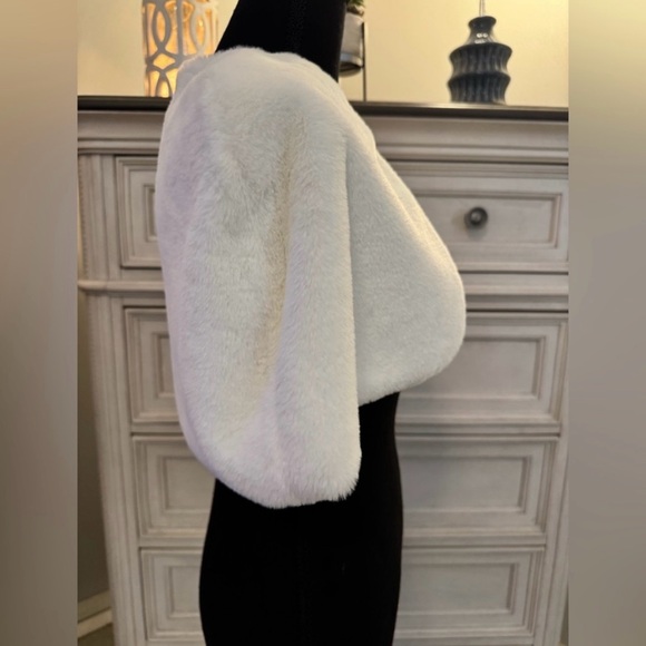 Children’s Place Girl’s White Faux Fur Shawl Wrap w/Rhinestone Closure XXL/TTG16 - Picture 2 of 5